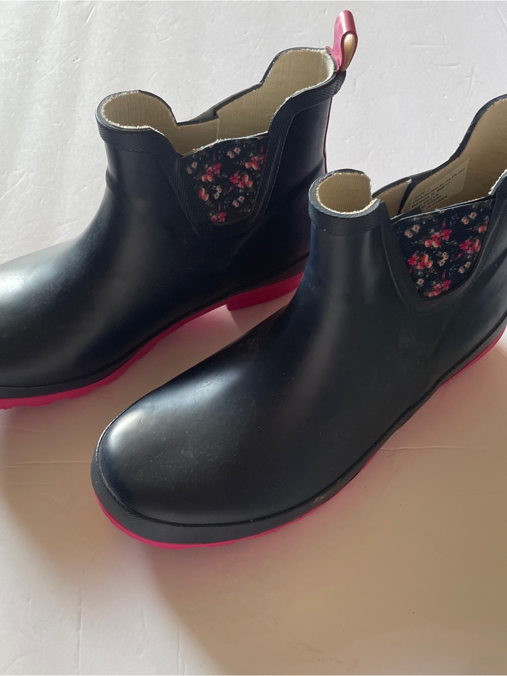 Gardenline Black Rain Chelsea Boots with Pink Sole